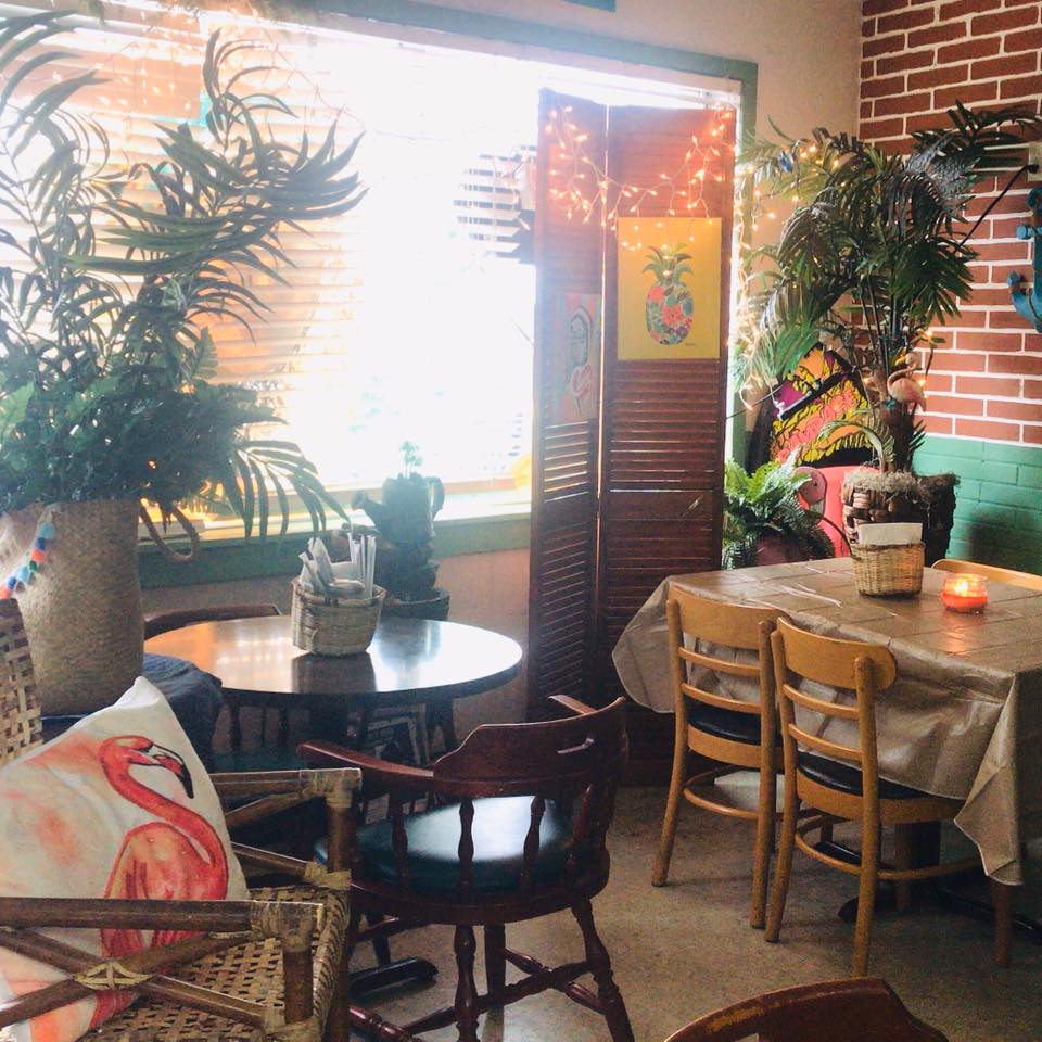 Interior del restaurante Sabor Miami con decoración Tiki y tropical